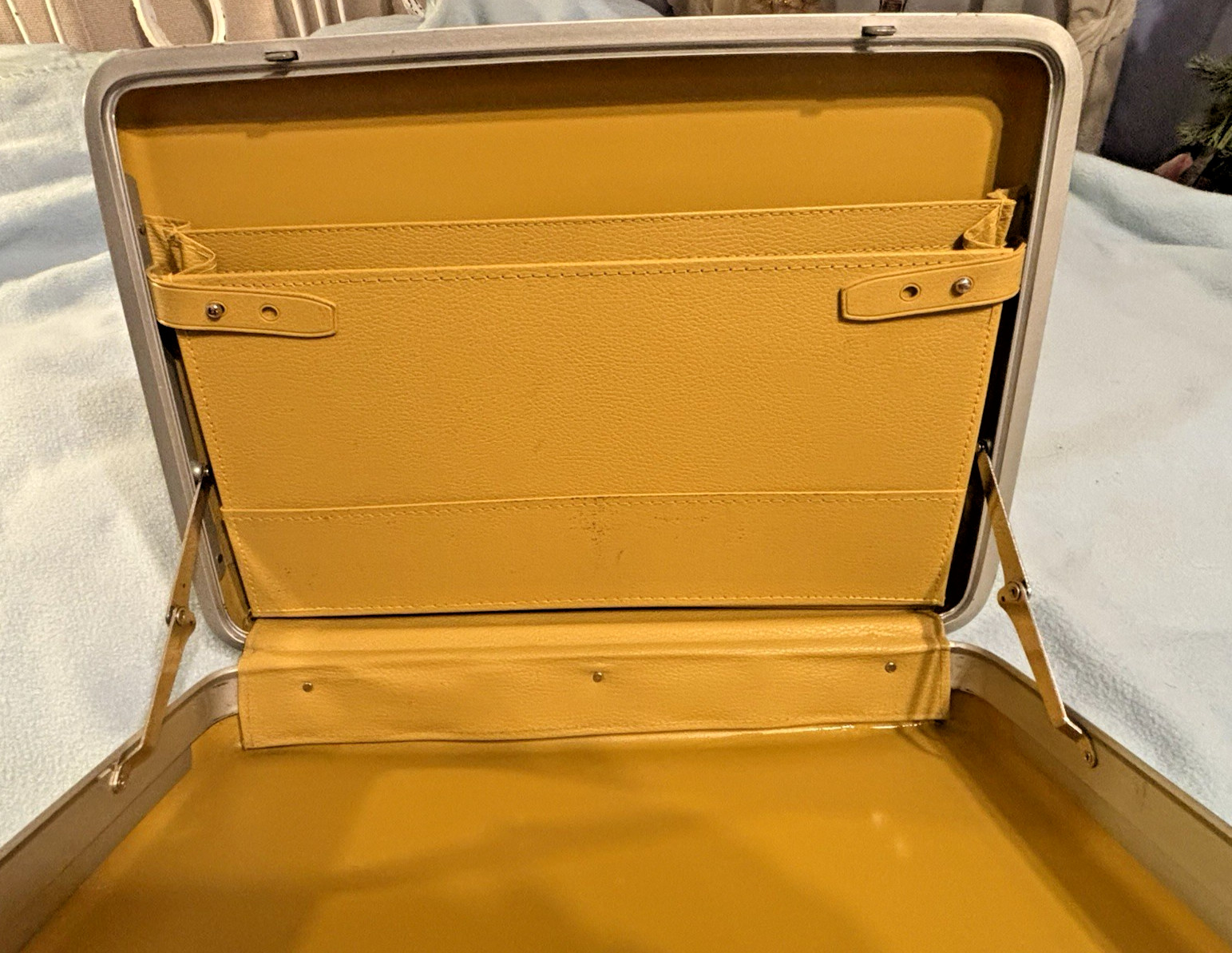 Rare VTG Royal Traveler Women’s Briefcase Yellow Hardcover 18″x13″x3.5″ w/ Key