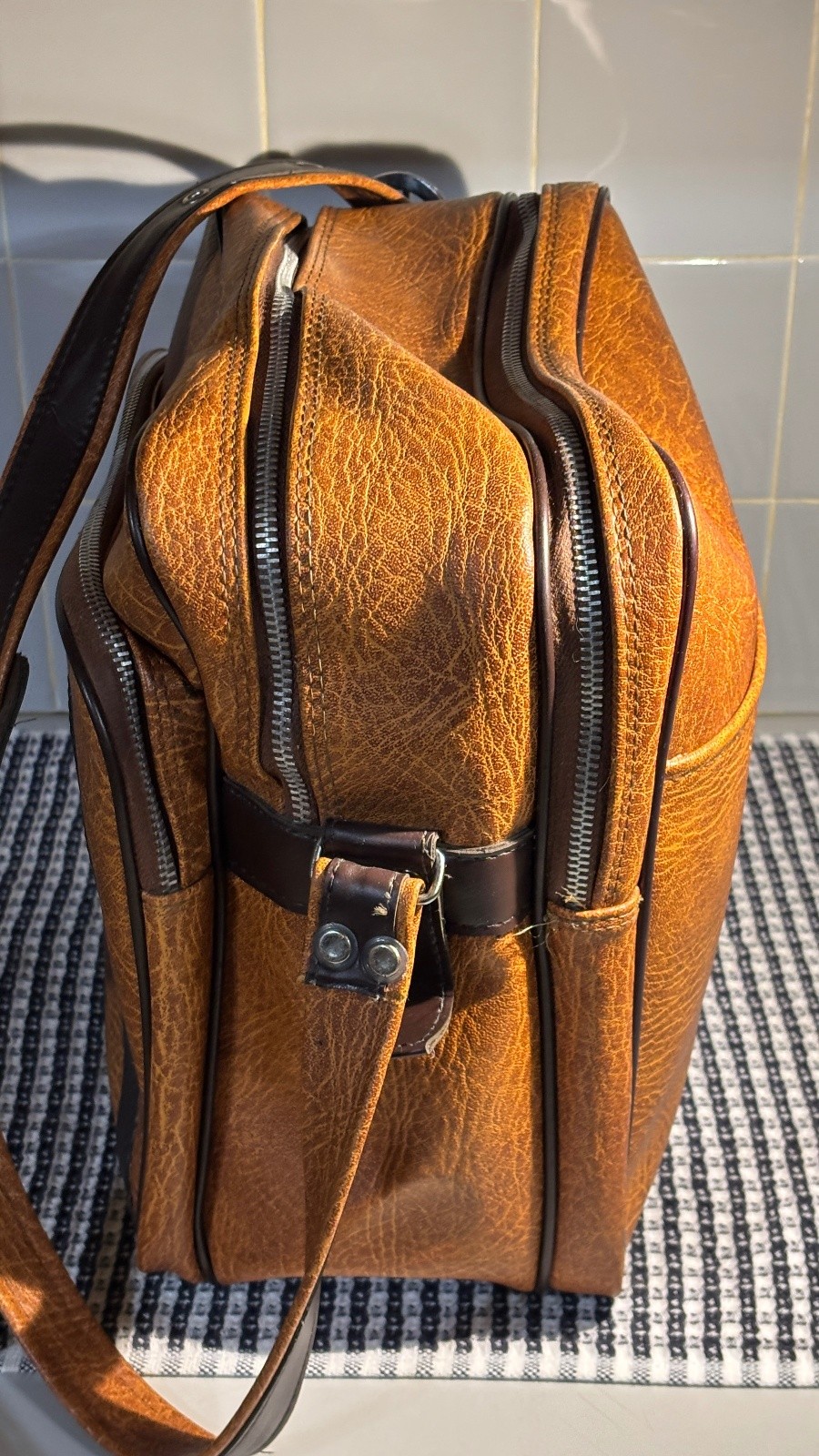 Vintage Tan Faux Leather Shoulder Overnight Bag With Matching Shave/Makeup Bag