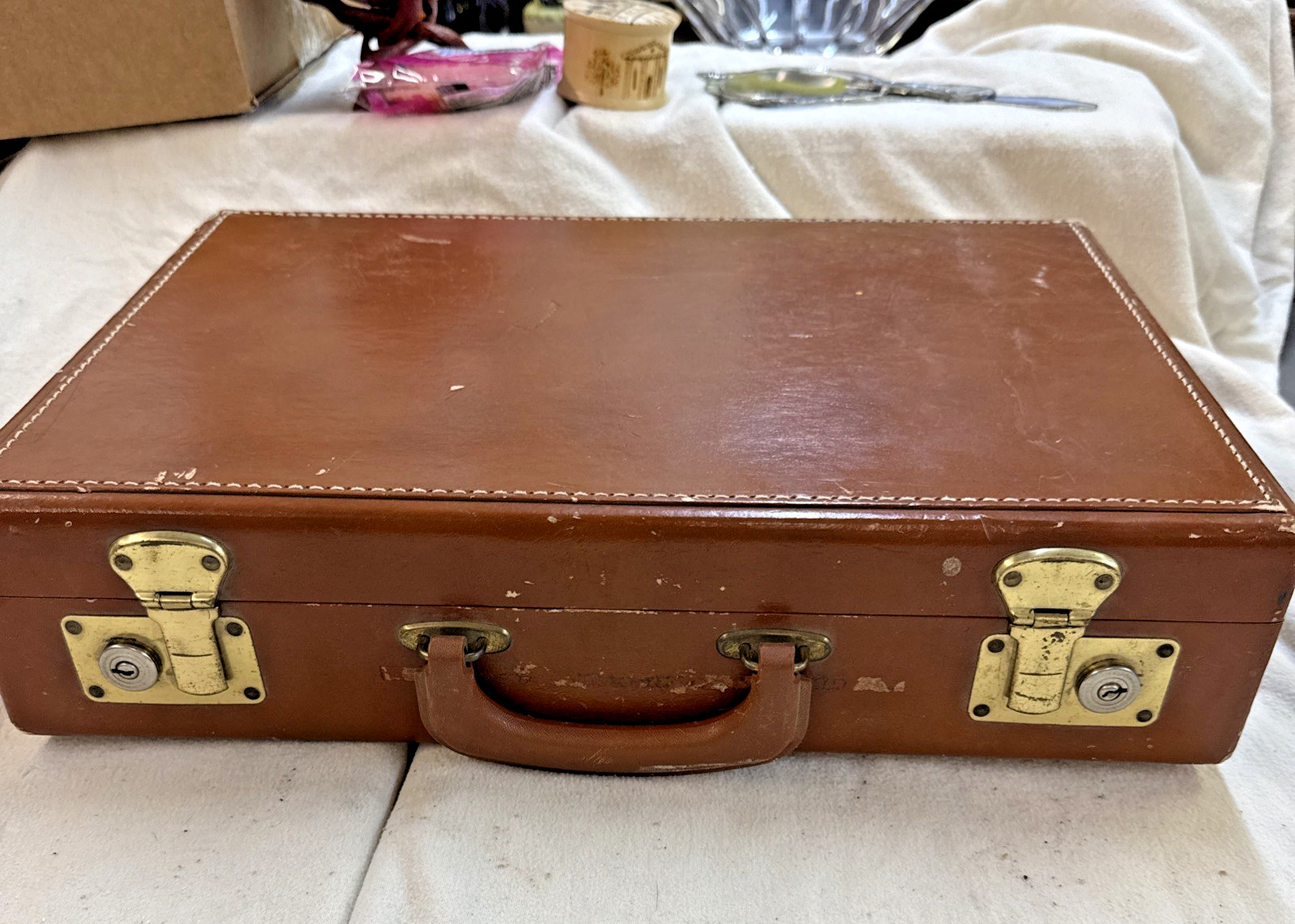 VINTAGE LITE BROWN BREIFCASE no name HARD CASE ATTACHE FILE TRAVEL