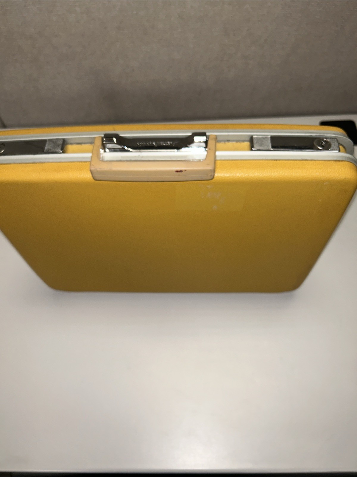 Rare Vintage Royal Traveler Women’s Briefcase Yellow Hardcover 18″x13″x3.5″
