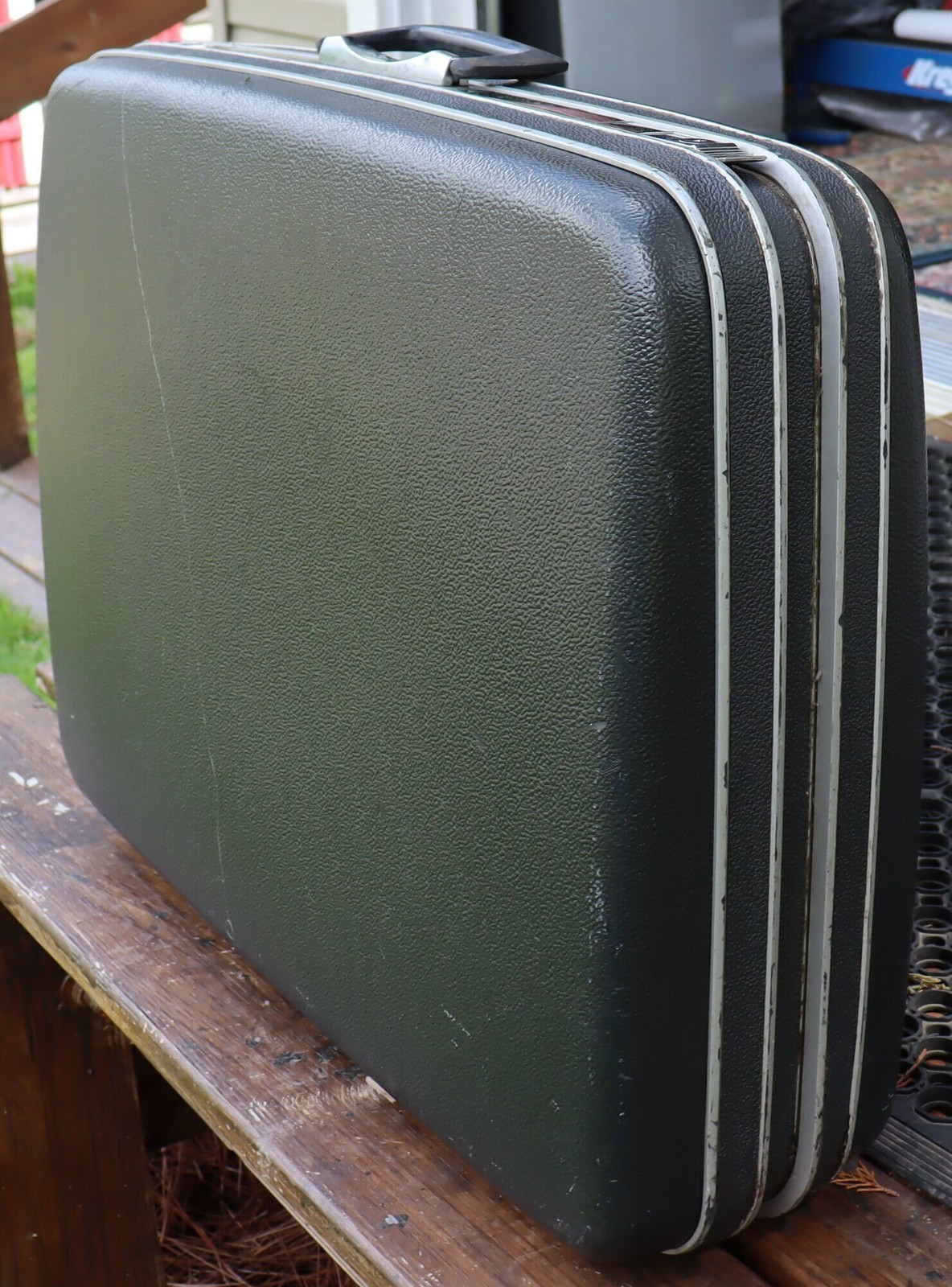 Vintage Samsonite hard shell suitcase 25 by 20 by 6 inch.