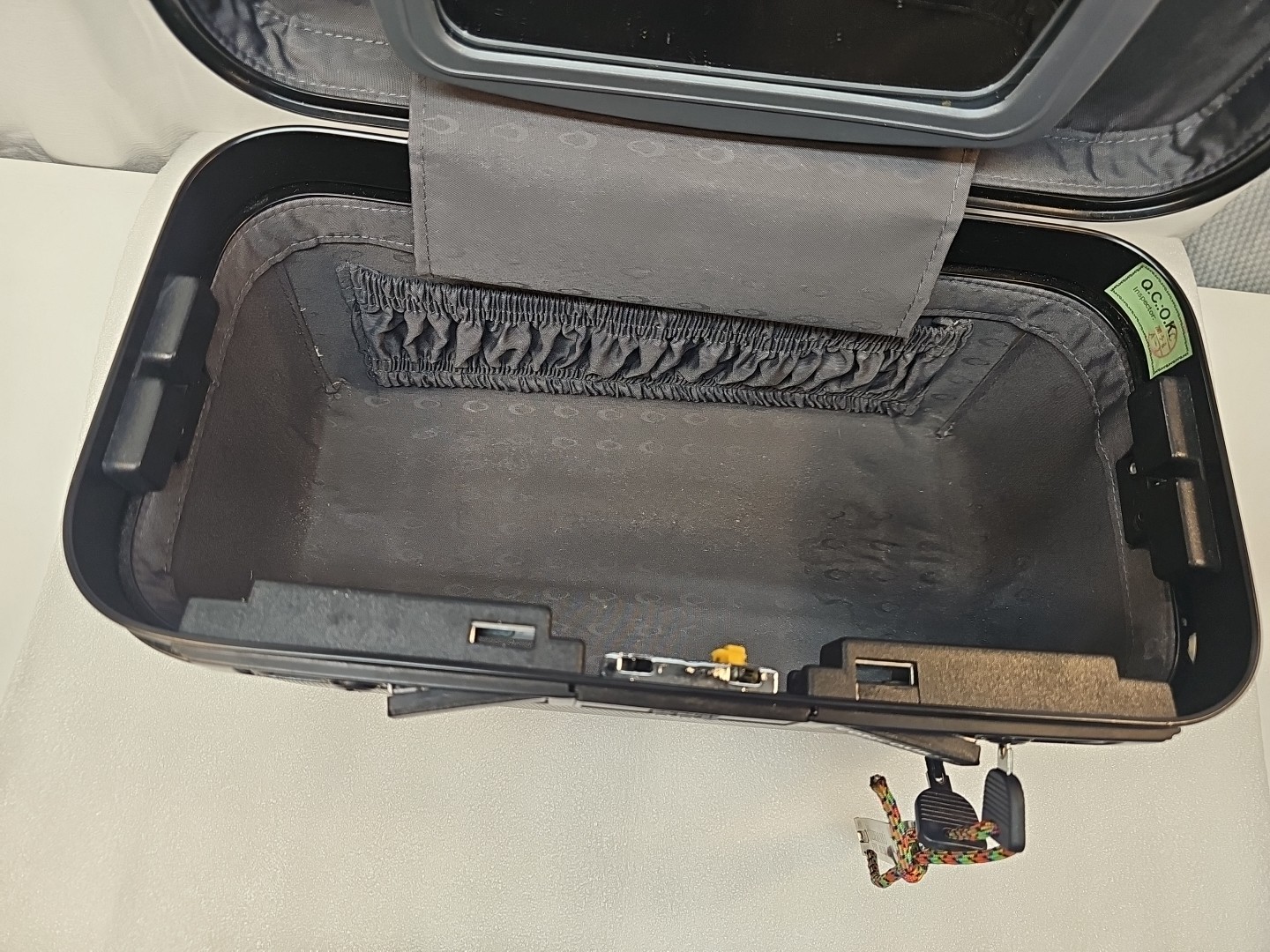 VTG CONCOURSE Black Hard Shell Luggage Train Beauty Case Cosmetic W/KEY2
