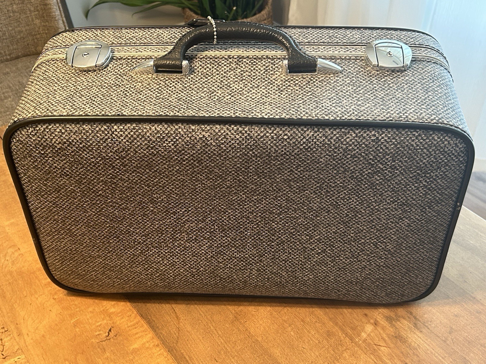 Lady Baltimore Suitcase with keys