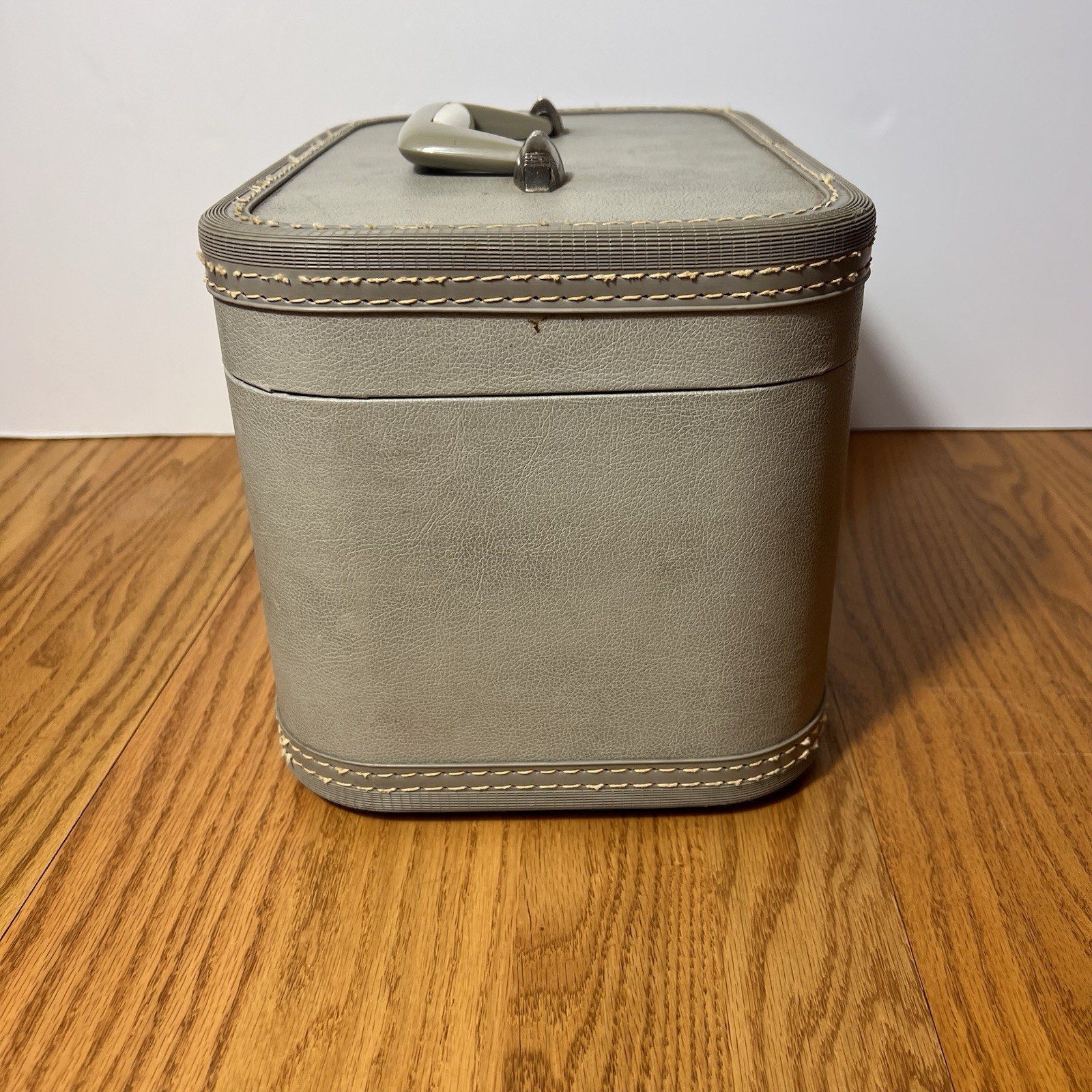 Vintage Airway Train Case Gray Hard Shell Makeup Cosmetic Vanity Case w Mirror