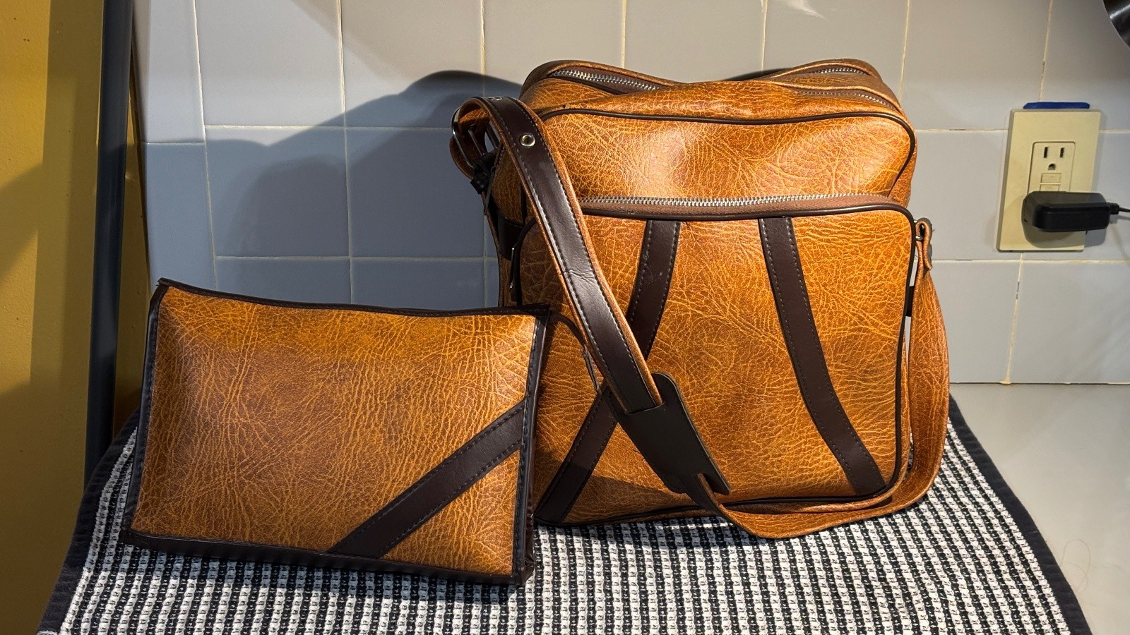 Vintage Tan Faux Leather Shoulder Overnight Bag With Matching Shave/Makeup Bag