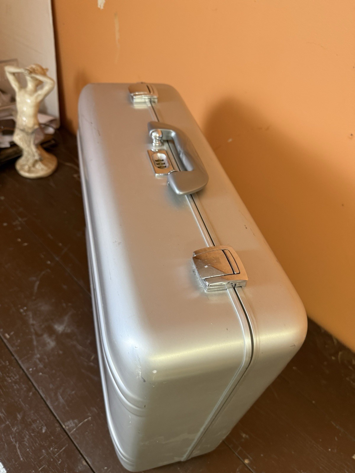 Vintage Zero Halliburton Aluminum Suite Case Case Silver 1970s Office Modernism
