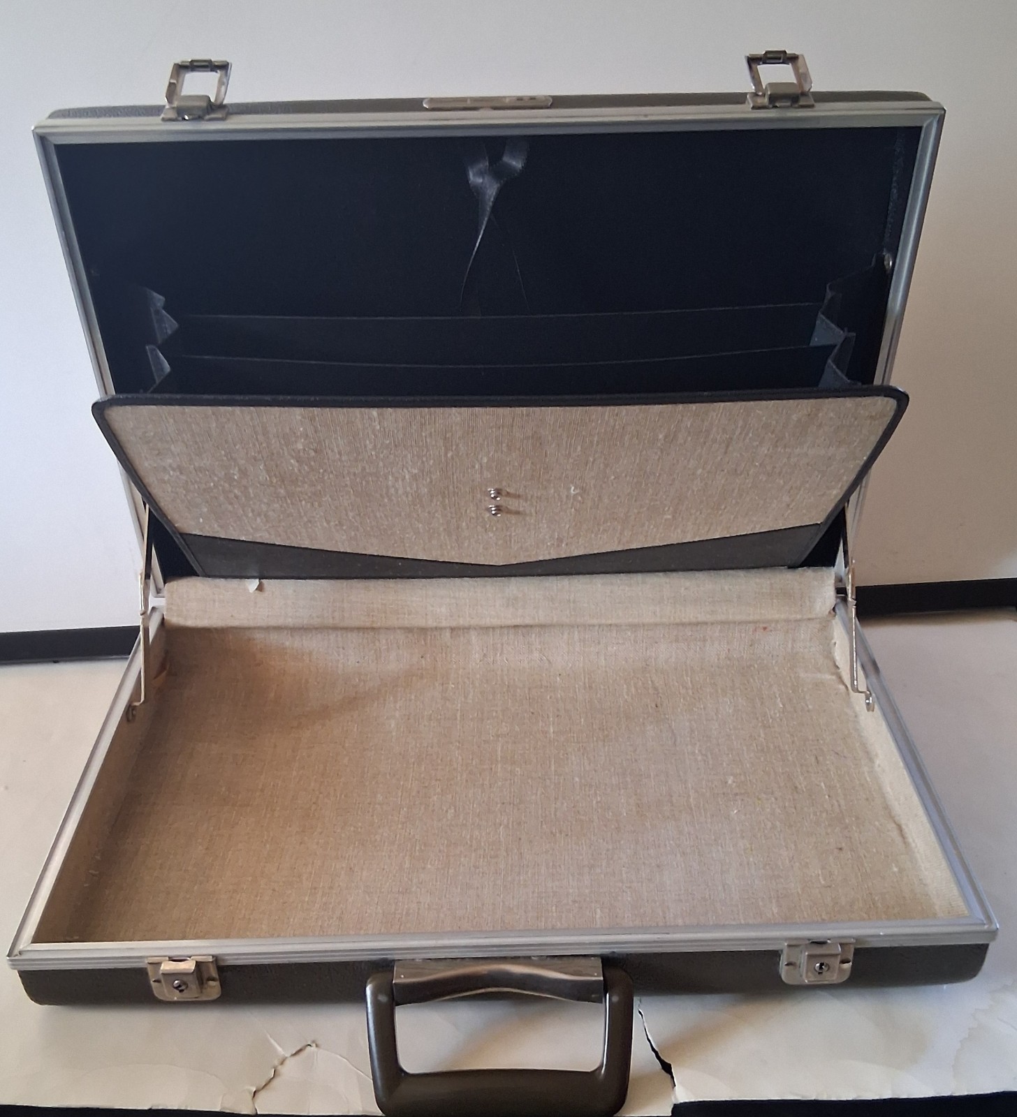Vintage (Airway Travelaire Breifcase) Black Hard Shell with File Separators