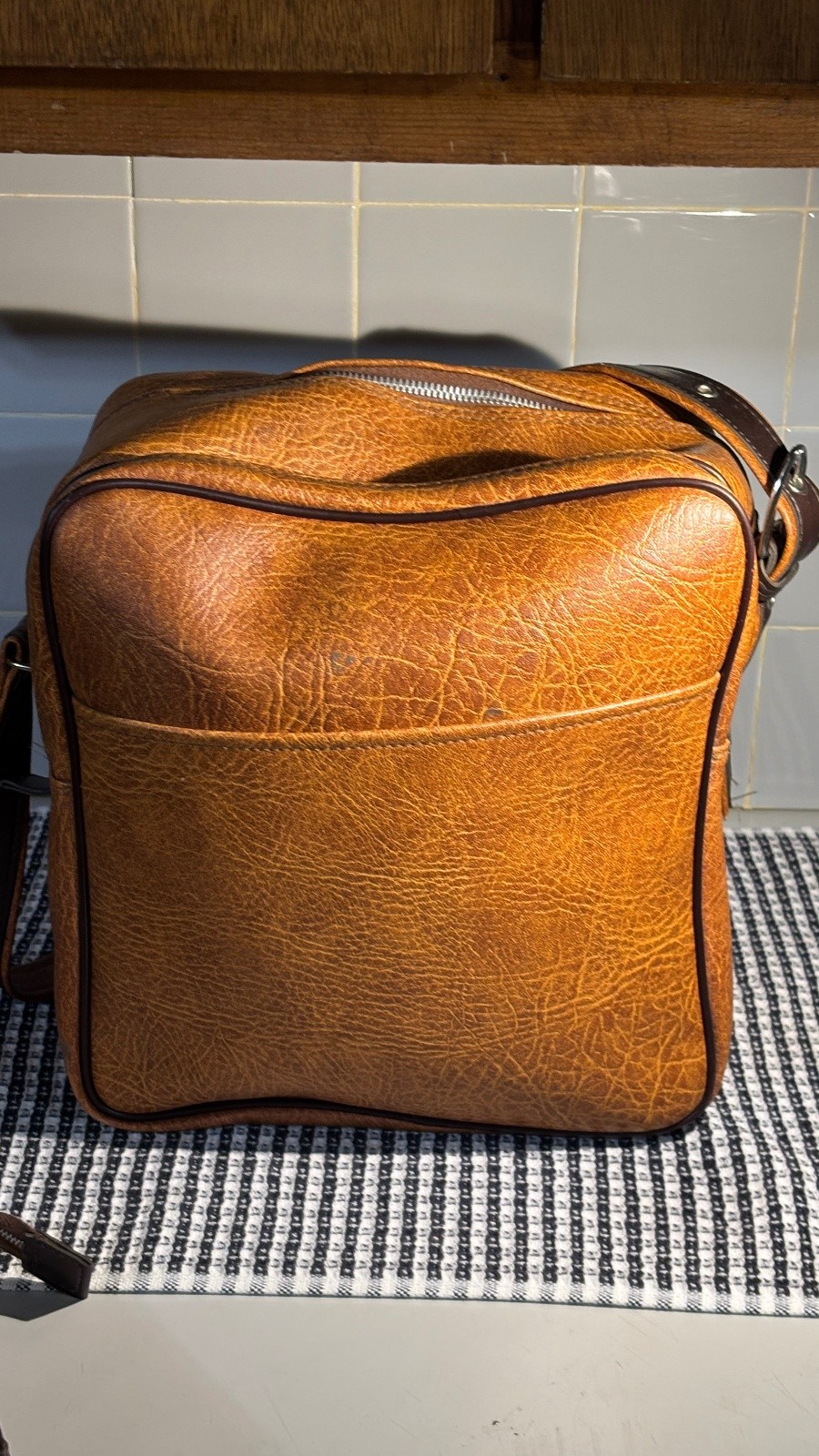 Vintage Tan Faux Leather Shoulder Overnight Bag With Matching Shave/Makeup Bag