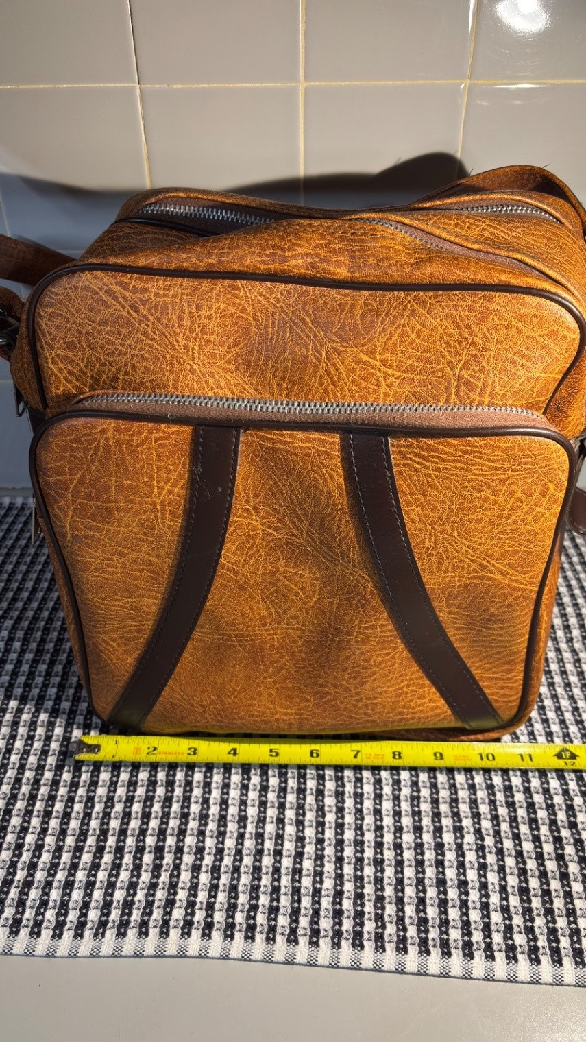 Vintage Tan Faux Leather Shoulder Overnight Bag With Matching Shave/Makeup Bag