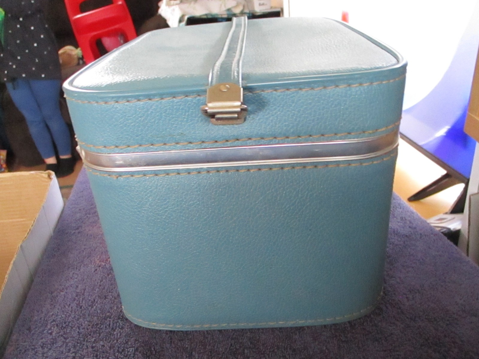 Vintage Imperial Train Case – Blue – 14″ x 10.5″ x 9″ – No Keys – No Mirror
