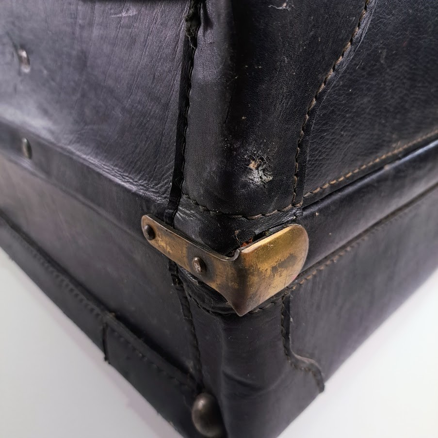 VINTAGE 1930s PILOTS SUITCASE WITH ORIGINAL DELTA AIR LINES 1930s LOGO