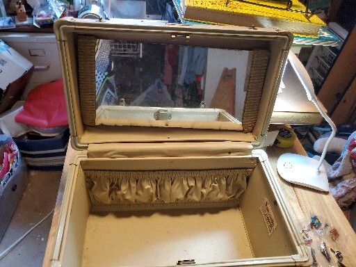 NICE Vintage Samsonite Train Case White Marbled 1950’s No KEY. Nice Mirror