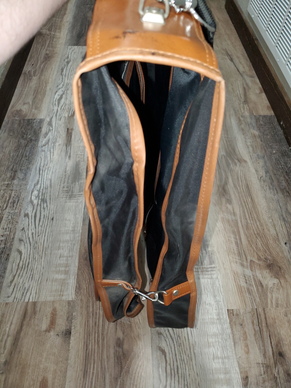 JORDACHE Garment Travel Suit Bag Black Brown 42”