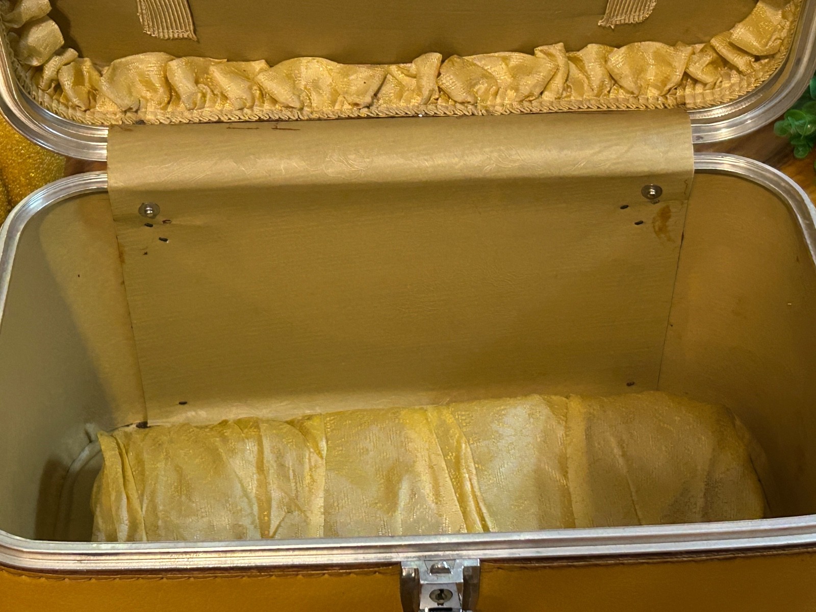 Vintage Luggage 1960s-70s Sears Featherlite Train Case Light Golden Yellow