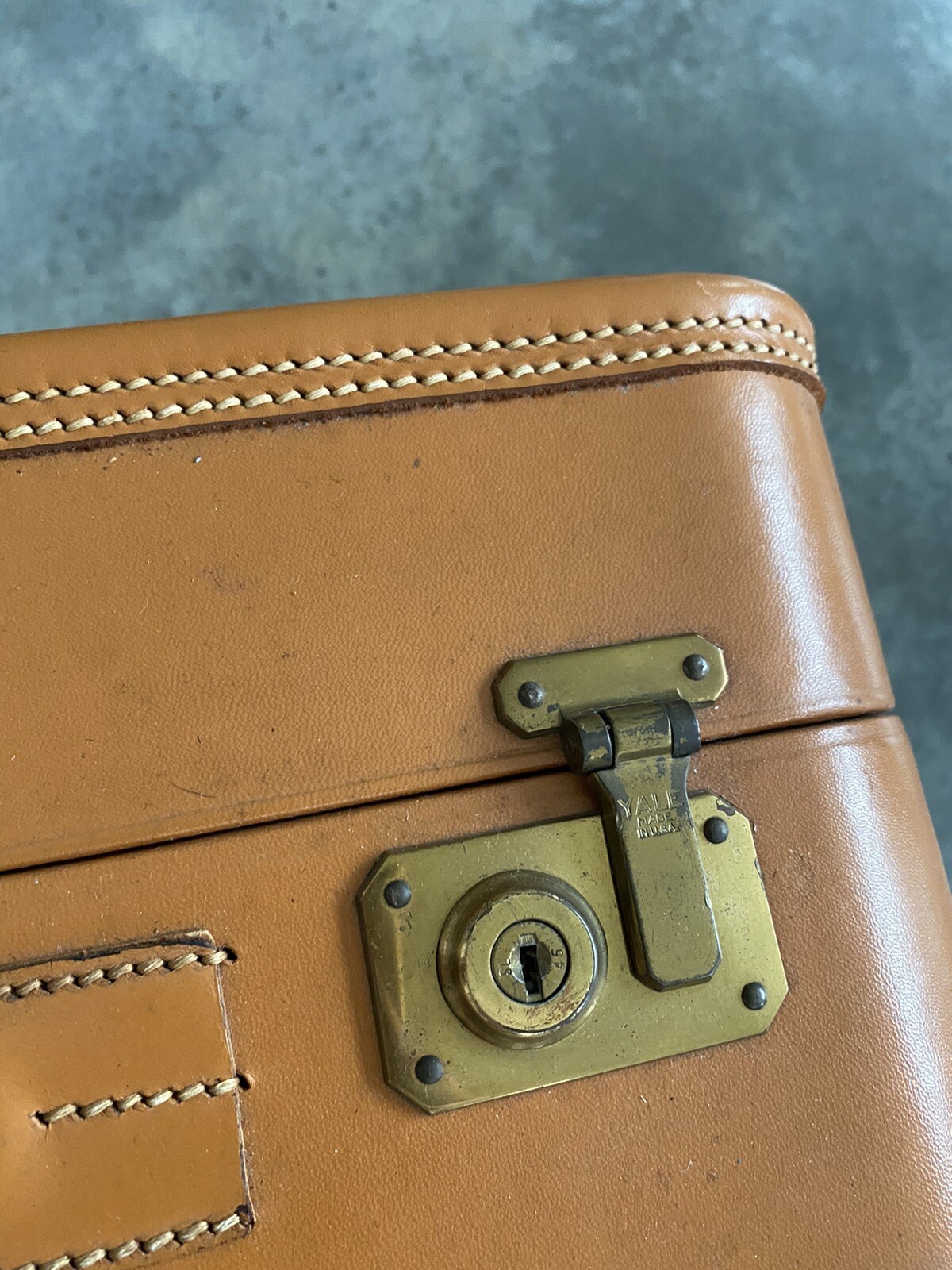 Vtg Luggage Antique Suitcase Amelia Earhart 1940s Tan Leather Boxy 21″ x 20″