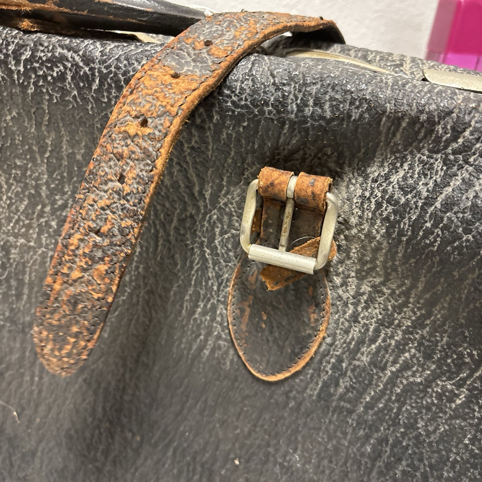 Antique Vtg Black Textured Leather 25″ Suitcase 1940’s w/ KEY Garland Luggage