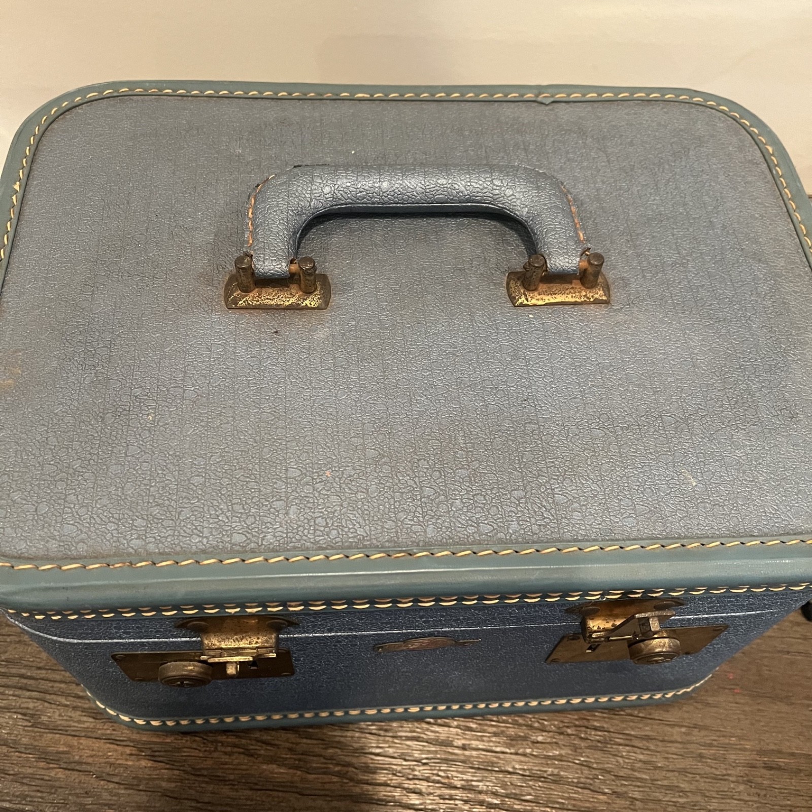 Rare First Lady 1960’s Blue Train Case Pebbled, Pink Interior Riveted No Key