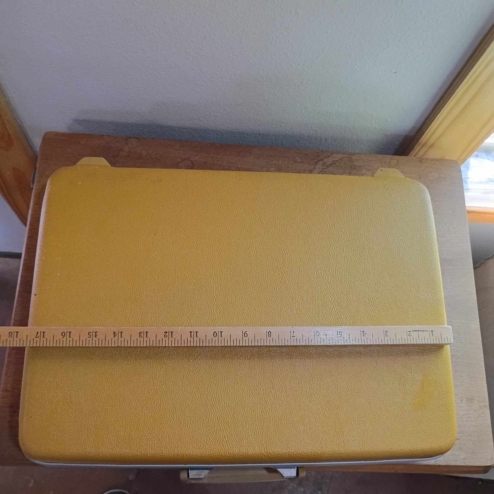 Vintage Royal Traveler Hard Sided Suit Case 18″ x 12″ x 3.5″ With 1 Key. Marks