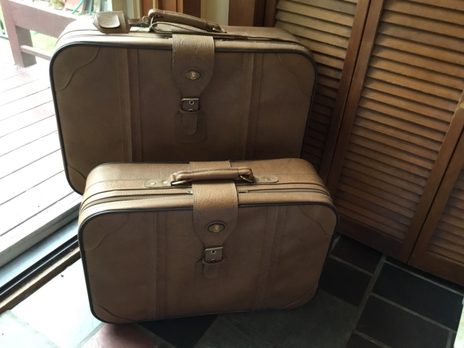 2 USED VINTAGE BROWN SUITCASES KNIGHT CHESS PIECE LOGO LARGE 25″ MEDIUM 23″