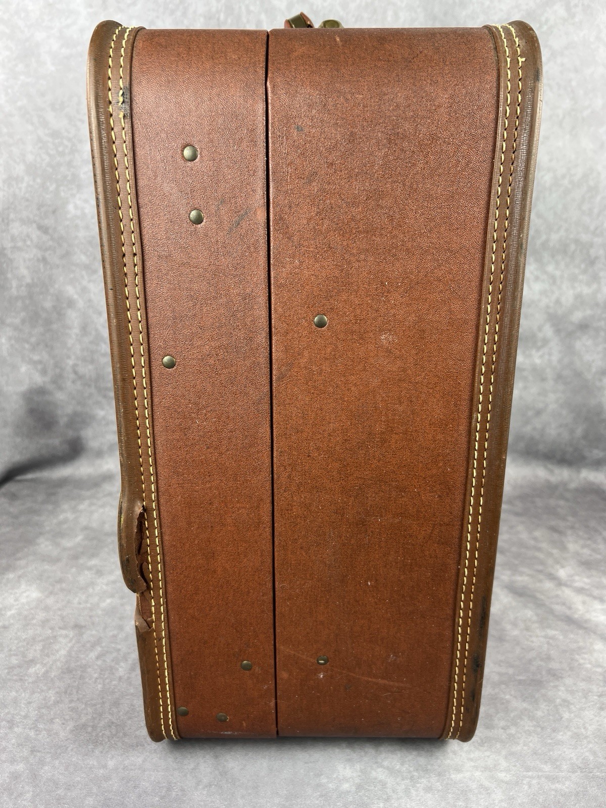 Vtg JC Higgins Ladies Hard Shell Fine Luggage Train Large Suitcase Brown No Key