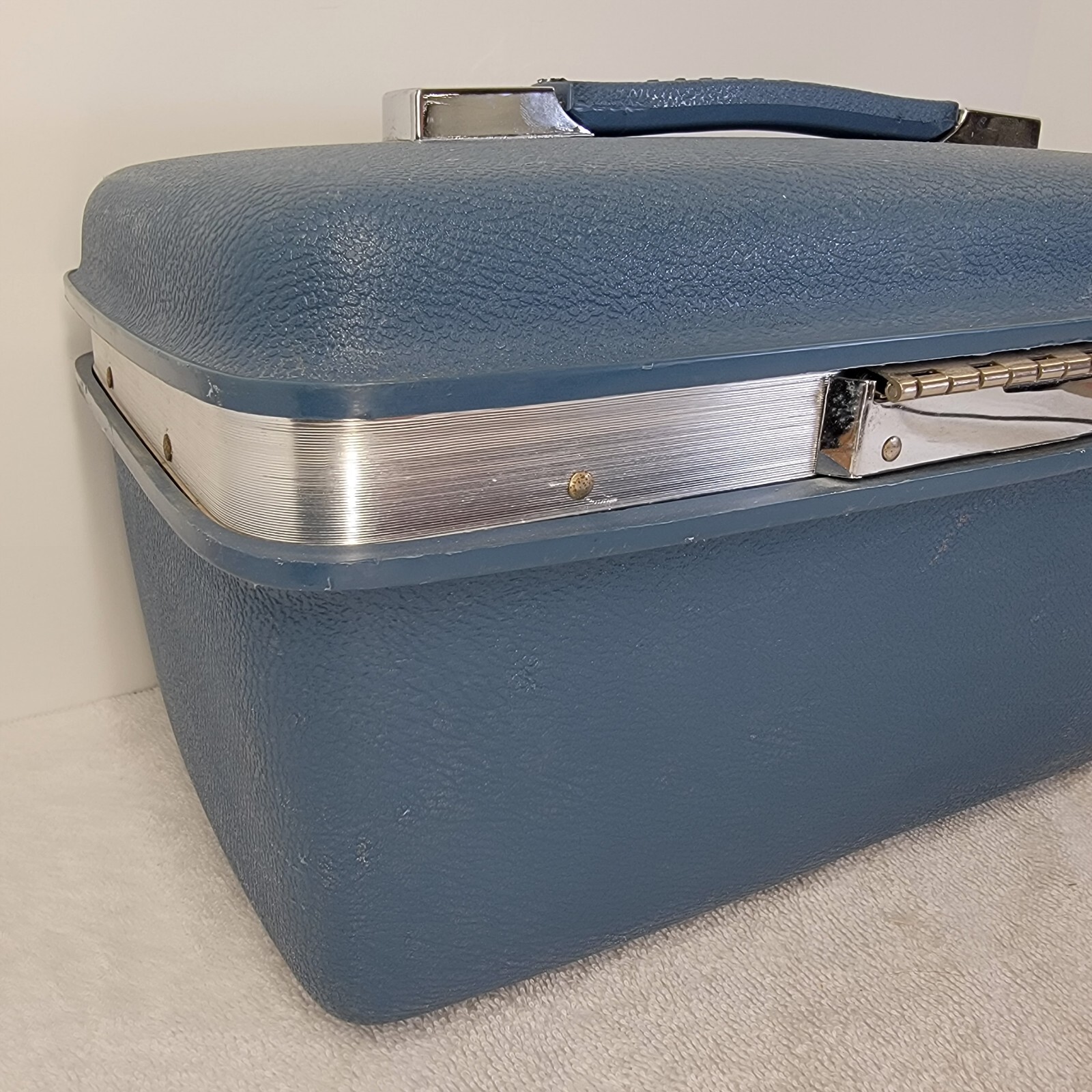 Vintage Samsonite Blue Train Makeup Carry On Hard Case With TRAY – NO KEYS