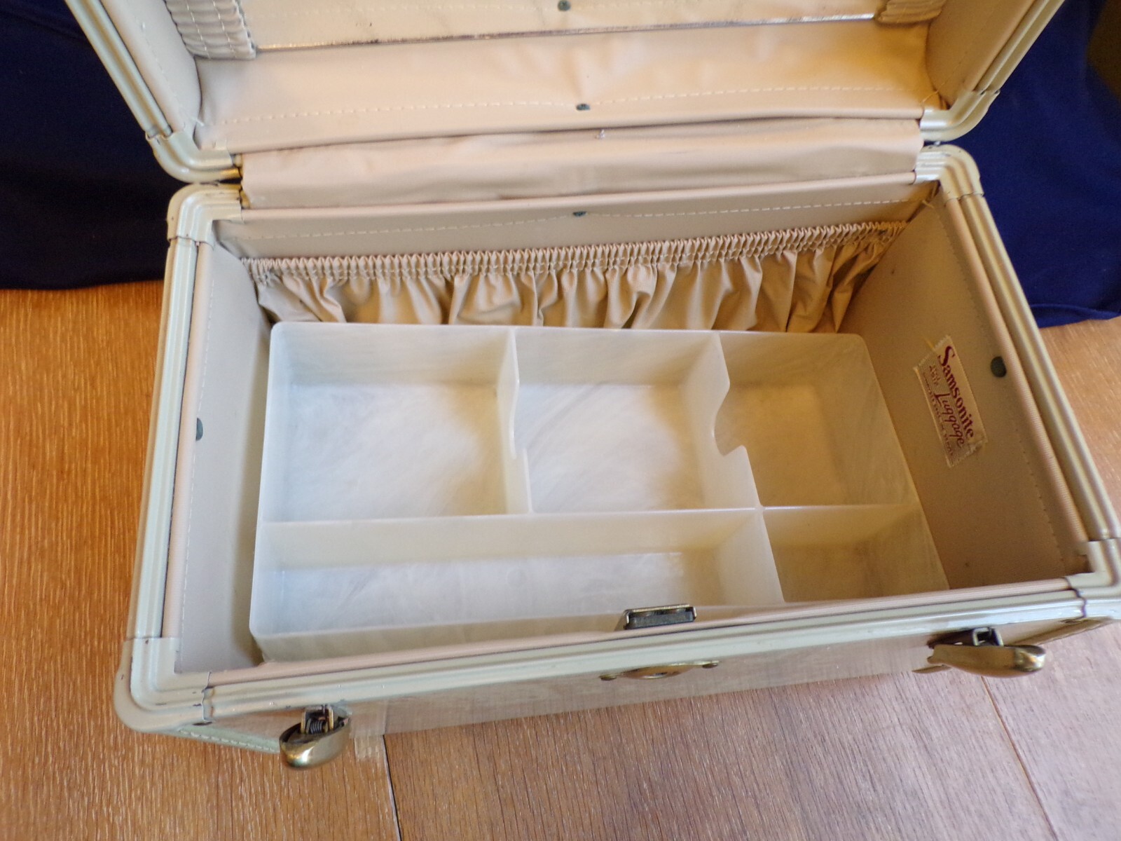 1960s Samsonite Shwayder Bros style 4512 Beige Marbled Cosmetic Train Hardcase
