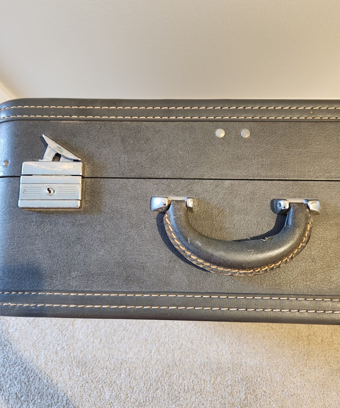 Skyway Hard Blue Vtg Suitcase w/Garment Holder~1940’s – No key. 21”x18”x8.75”