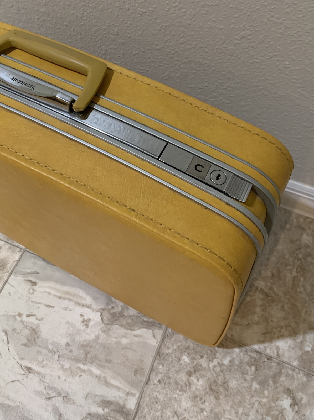 Vintage Samsonite Fashionaire Hardside 23 Inches Suitcase with key Yellow Gold