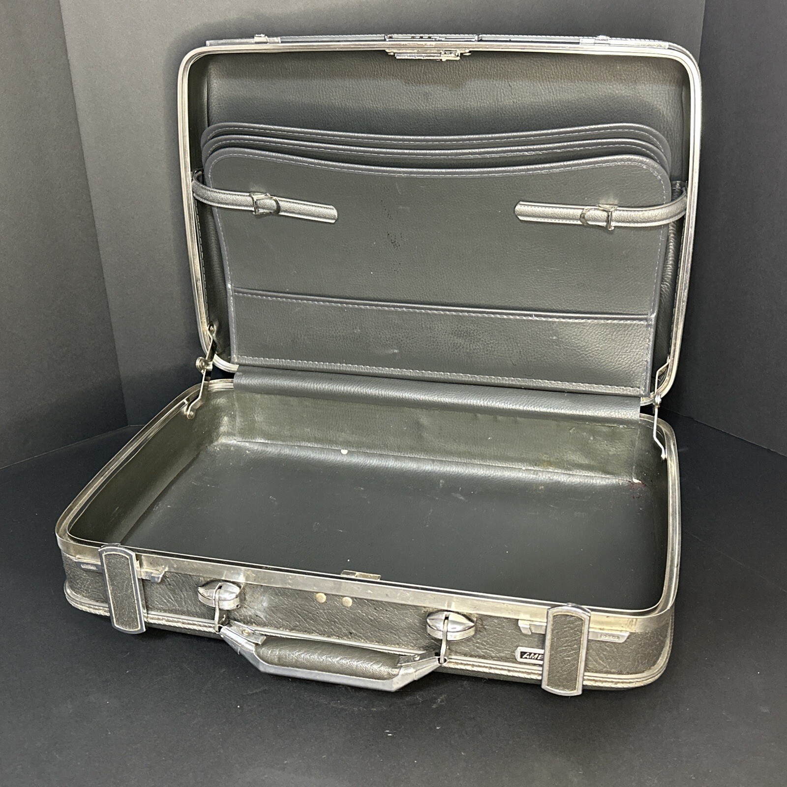 Vintage American Escort Gray Luggage Hardcase Suitcase 1960’s Excellent 19”