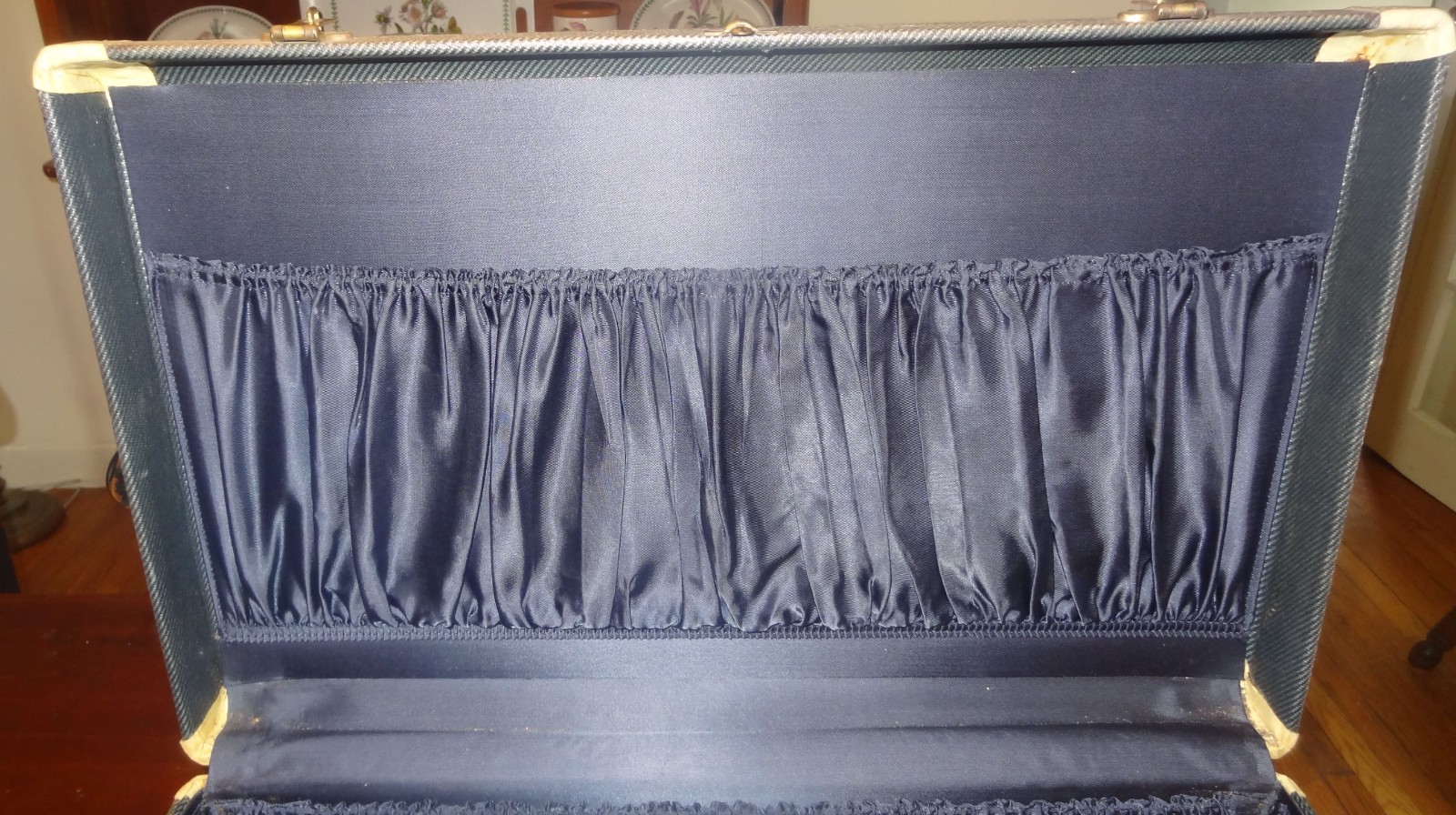 Vintage Hartmann 1950s Stunning Purple Satin Lined Suitcase – 24″ x 15″ x 9″
