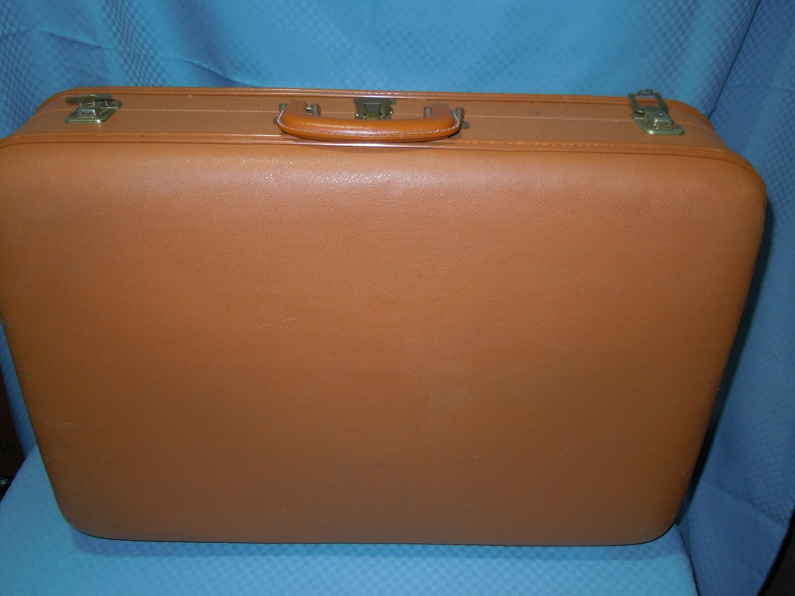 AMERICAN VOYAGER VINTAGE BEIGE HARDSIDE SUITCASE