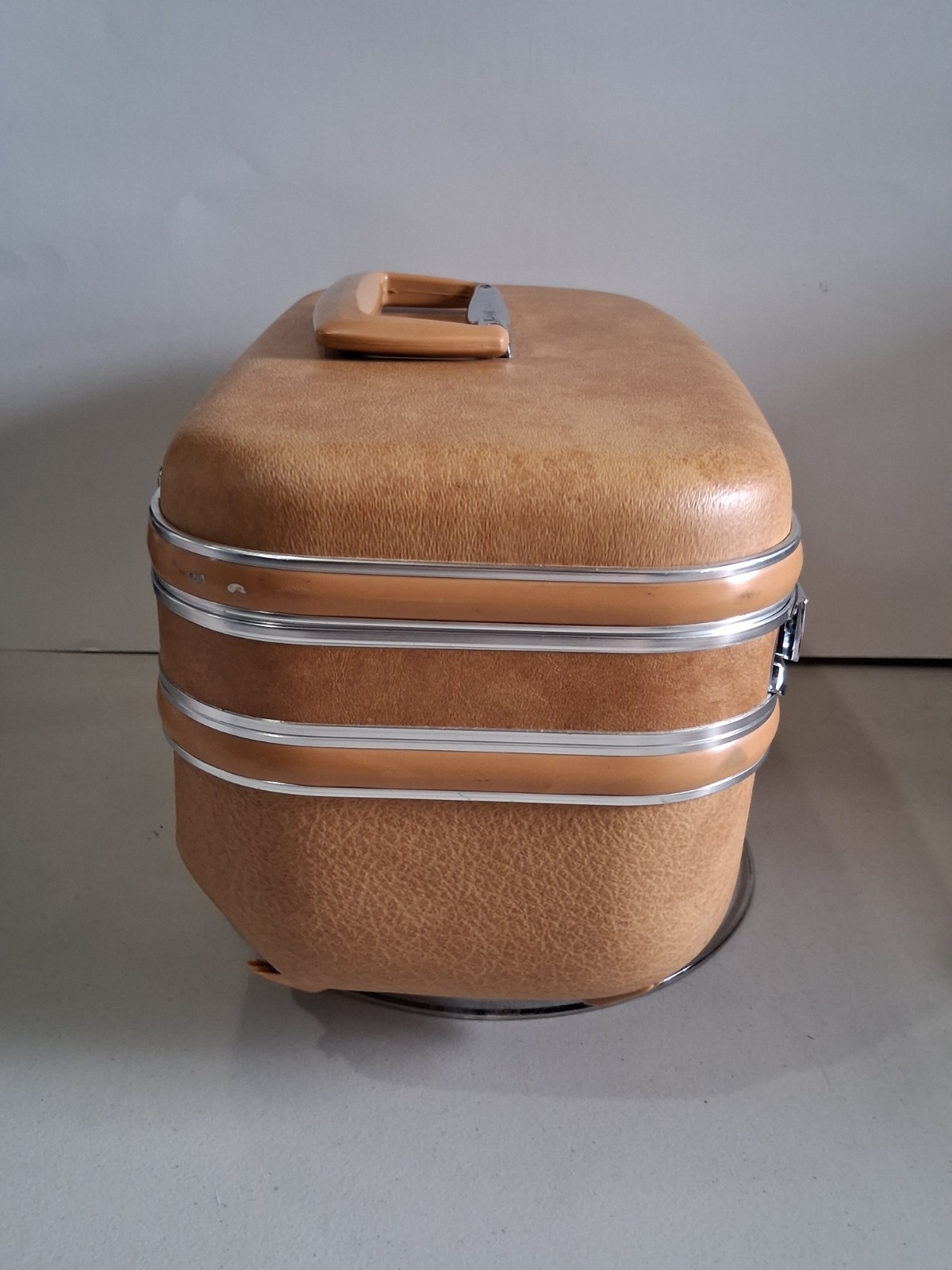 VTG MCM 1960’s”Eaton” Travel Hardshell Traincase; Cosmetic/Toiletry Case; Footed