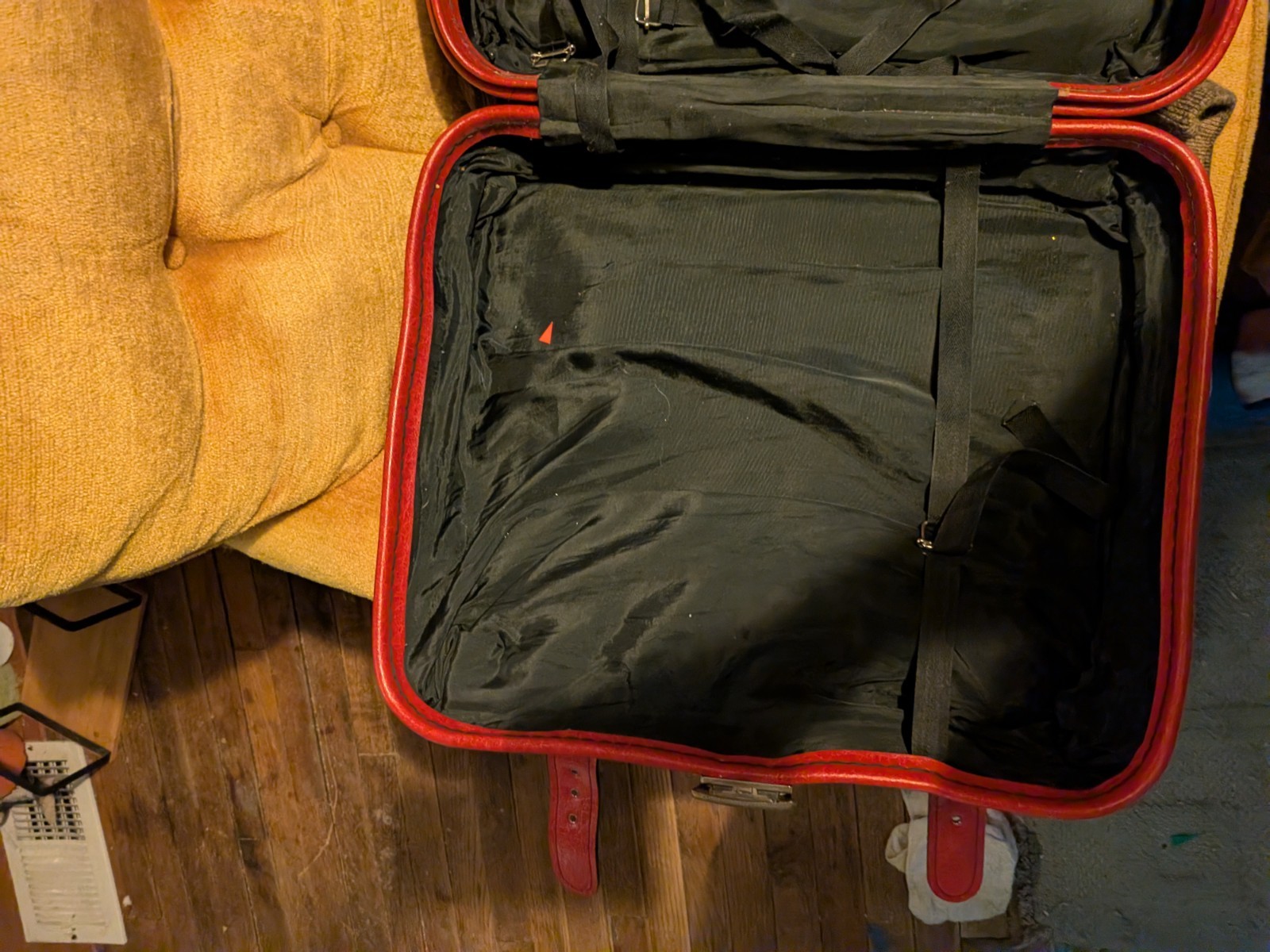 Vintage 1970s JCPenney Penncrest Soft-Sided Suitcase 24″ Black Canvas Red Vinyl
