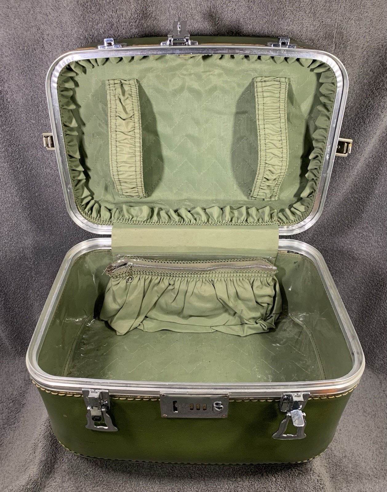 Suitcase Avocado Green Corbin Sesamee Latch Retro Look Nice