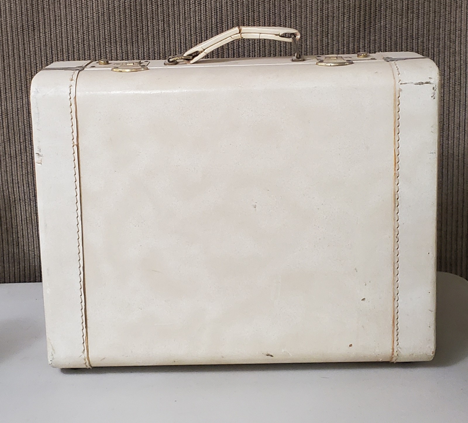 VTG -hard core Suitcase Luggage w/ Satin Lining 1940s–50s (SHELF 1)