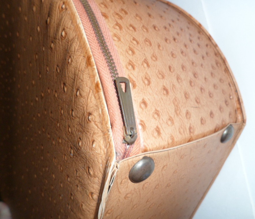 VTG 1960’s RETRO ROUND FAUX OSTRICH LEATHER VINYL TRAIN LUGGAGE CASE OVERNIGHT