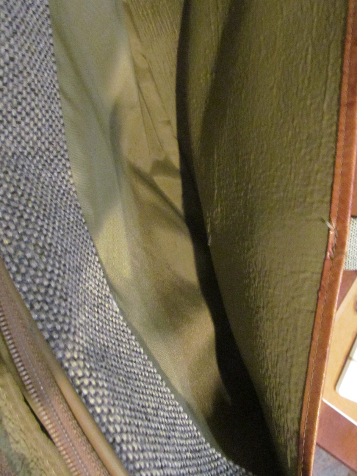 Hartmann Tweed Brown W/Leather Trim Weekender 22″x13″x11″ 7 Compartmens w/Strap