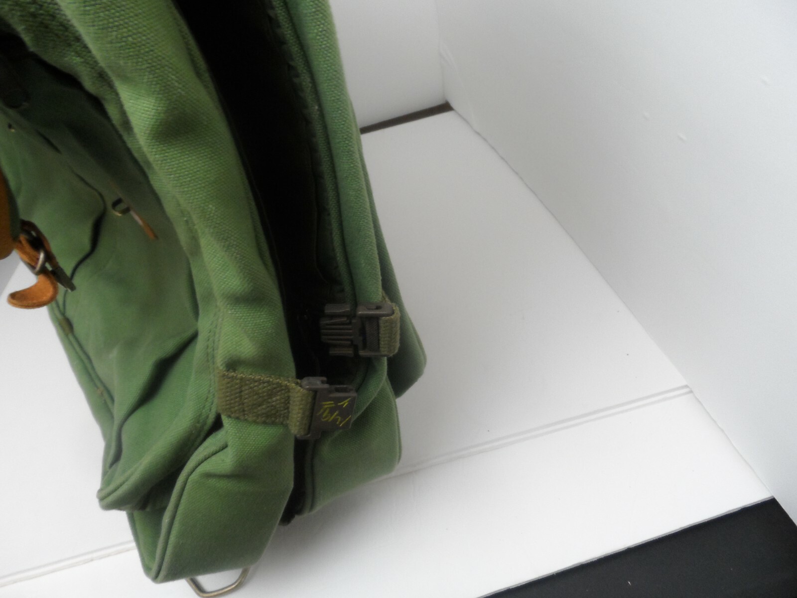 VTG. EDDIE BAUER Friday Harbor GARMENT BAG Olive Green Canvas Leather Luggage