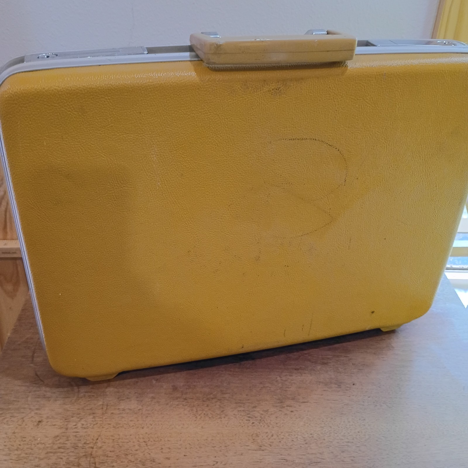 Vintage Royal Traveler Hard Sided Suit Case 18″ x 12″ x 3.5″ With 1 Key. Marks