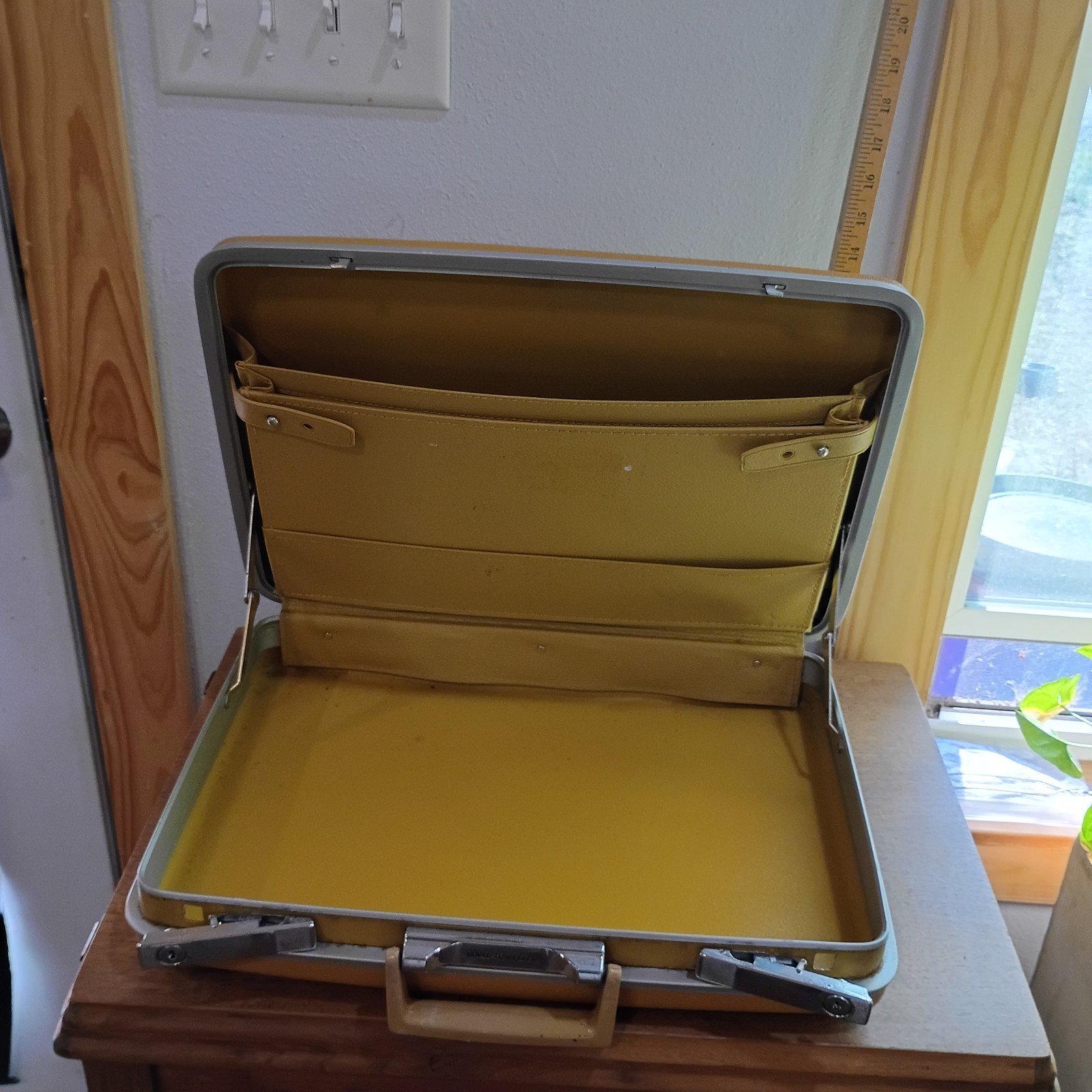 Vintage Royal Traveler Hard Sided Suit Case 18″ x 12″ x 3.5″ With 1 Key. Marks
