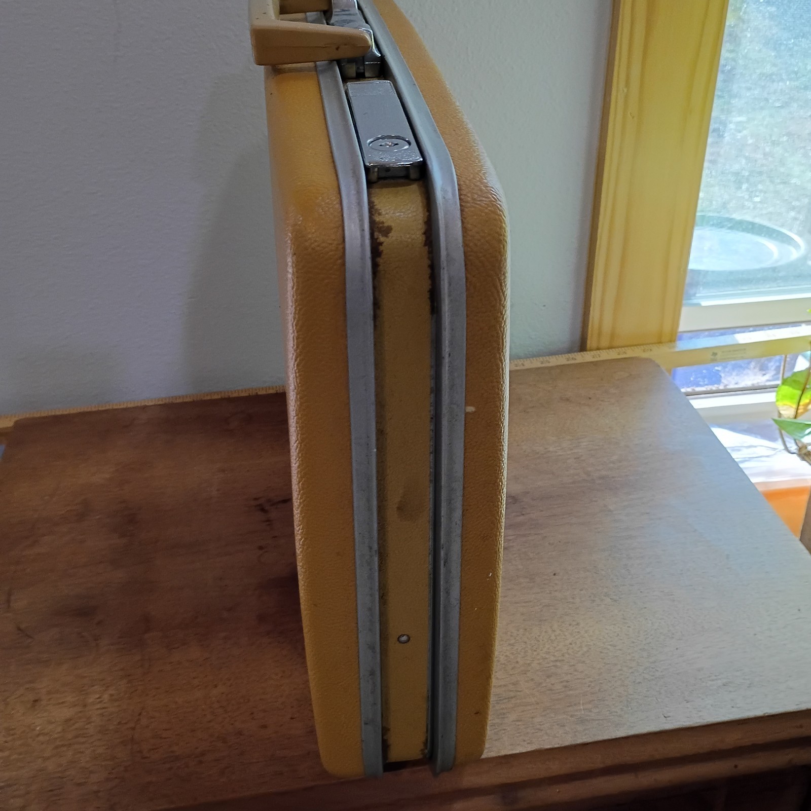 Vintage Royal Traveler Hard Sided Suit Case 18″ x 12″ x 3.5″ With 1 Key. Marks