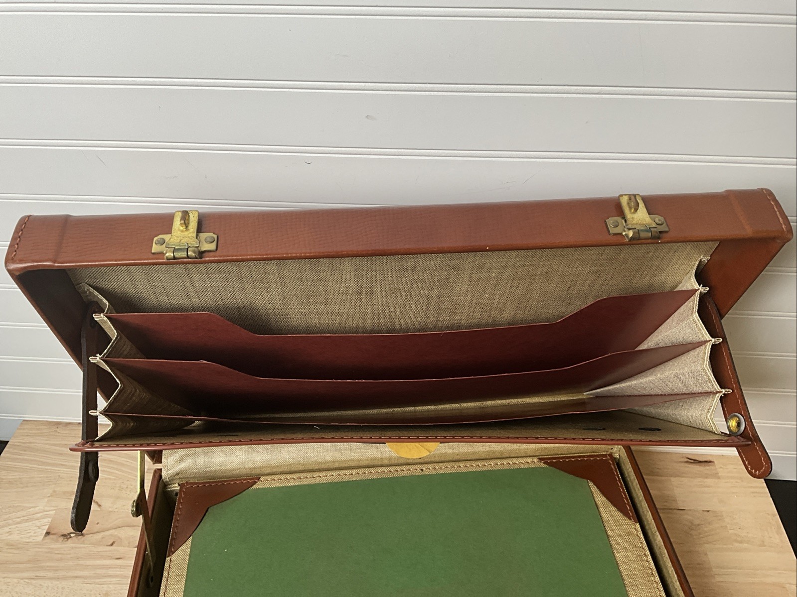 Sears Roebuck Leather Hardshell Briefcase – Keyed Lock – LINEN LINED – BEAUTIFUL