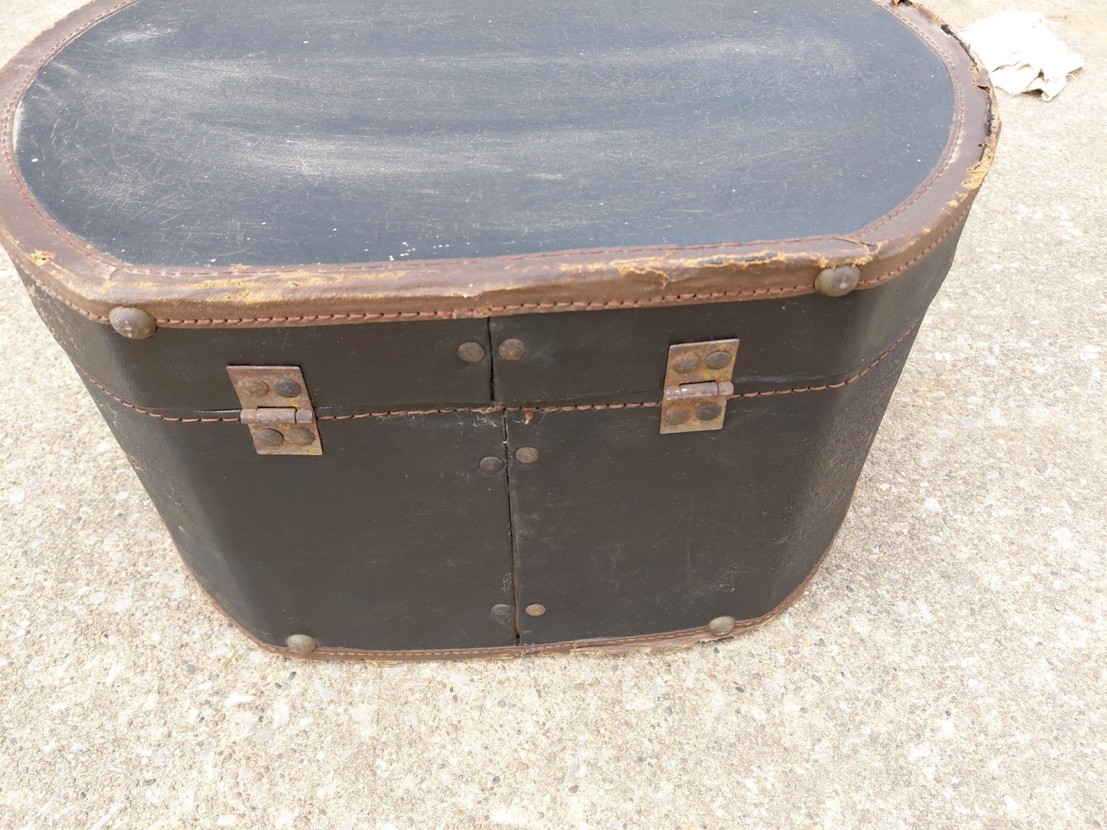 Antique Collectible 1900s BLACK CIRCULAR TRAIN CARRYON CASE 18″ x 16.5″