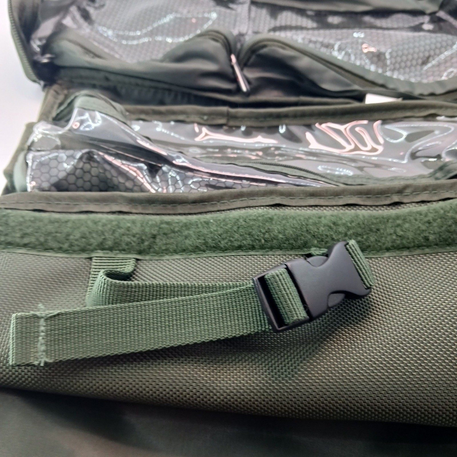 Travelon Troiletry Bag Green Zipper Closure Pockets Vinyl Travel Carry On NWOT