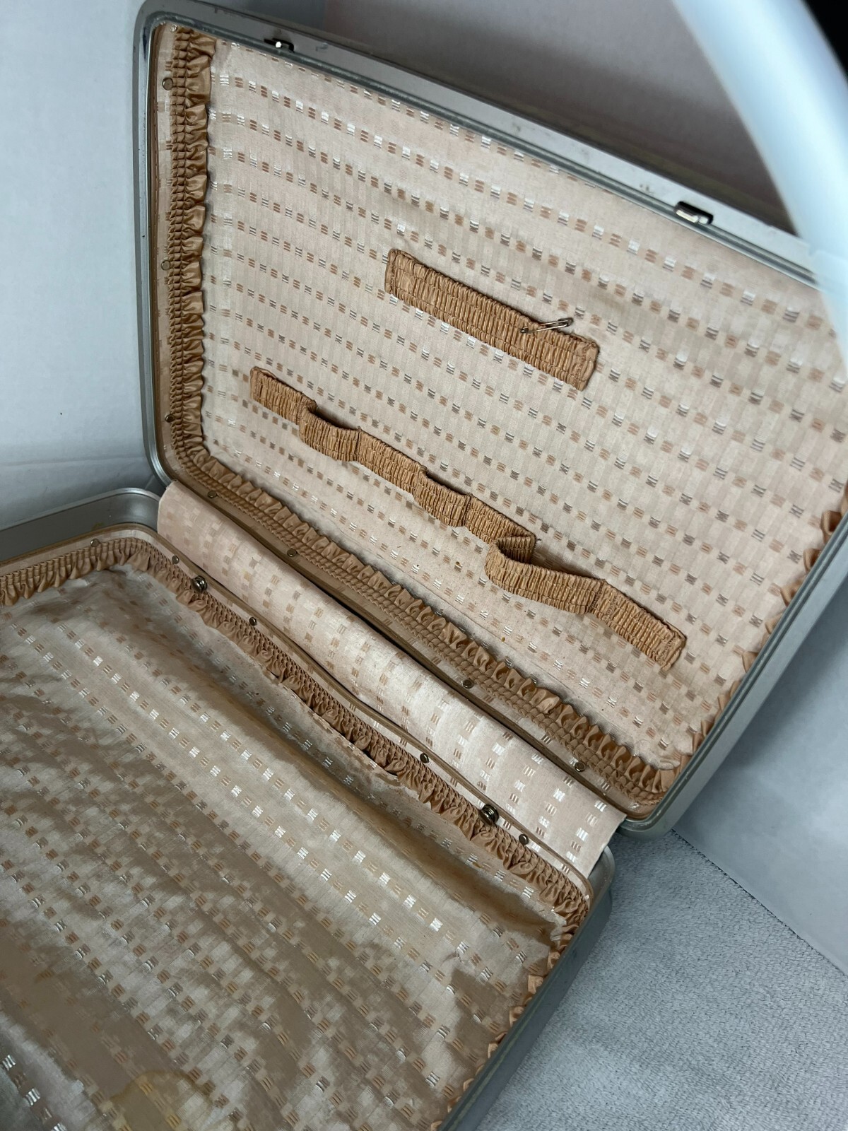 Vintage Sears Courier Luggage Hard Case White/Tan 16.5x12x5 Read description.