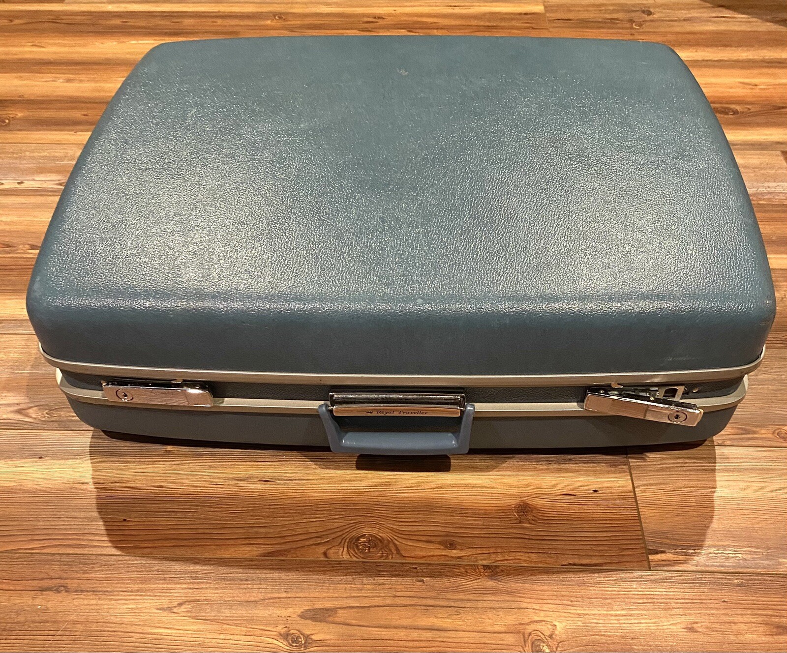 Vintage Royal Traveller Suitcase Luggage Hardshell Blue With Keys.