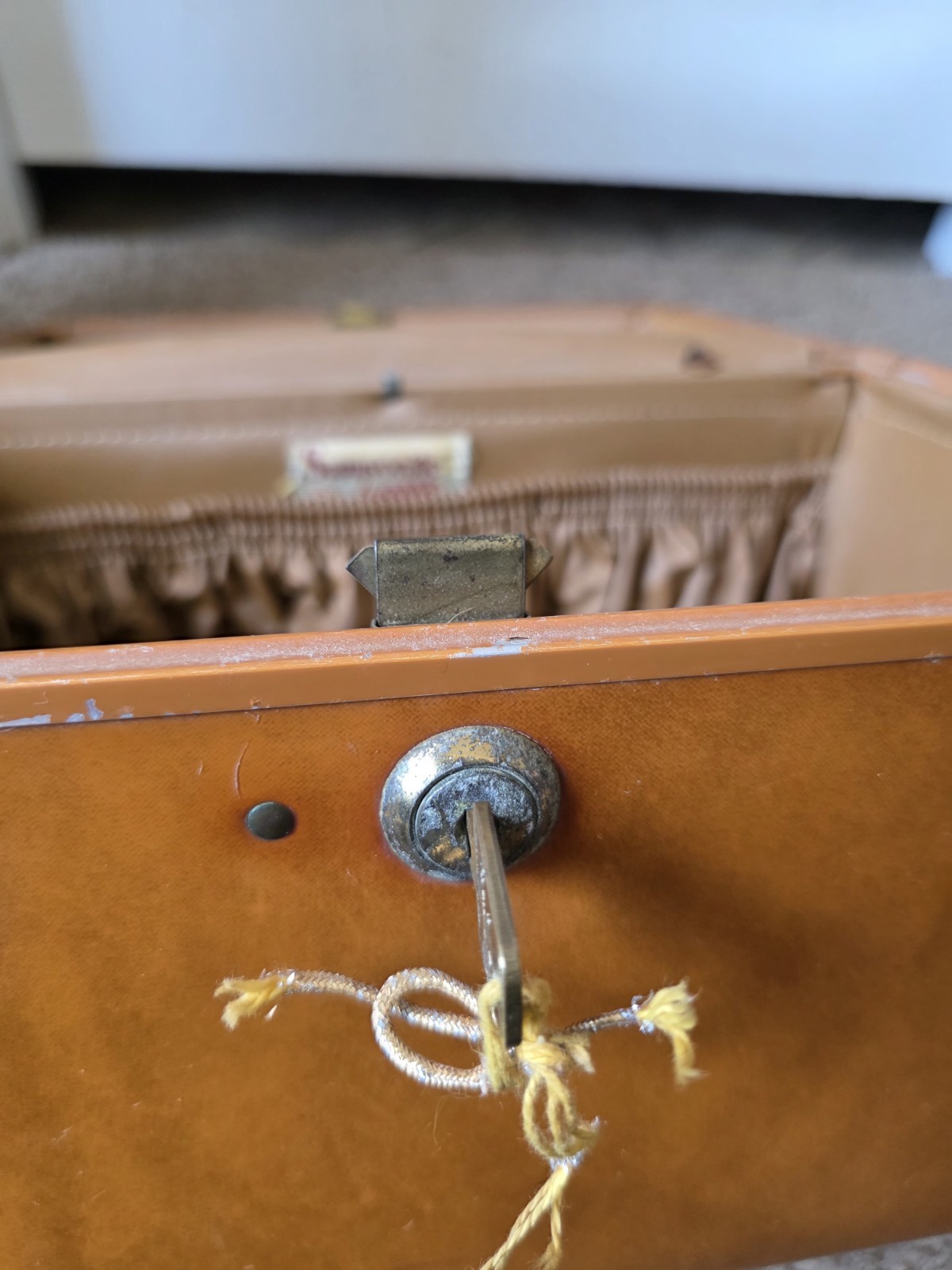 Vintage Samsonite Train Luggage W/Key Style 4612