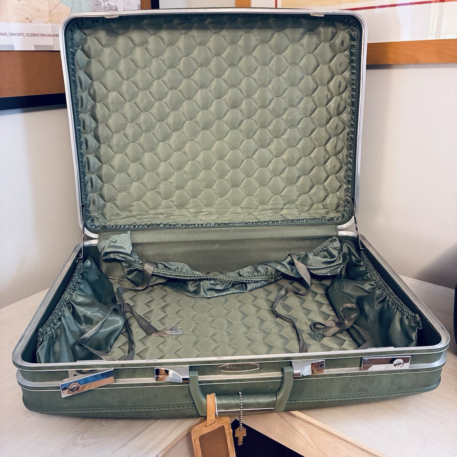 Airway Industries VTG Hardshell Luggage Case 28″ Pullman Lock Key Green w/ Box
