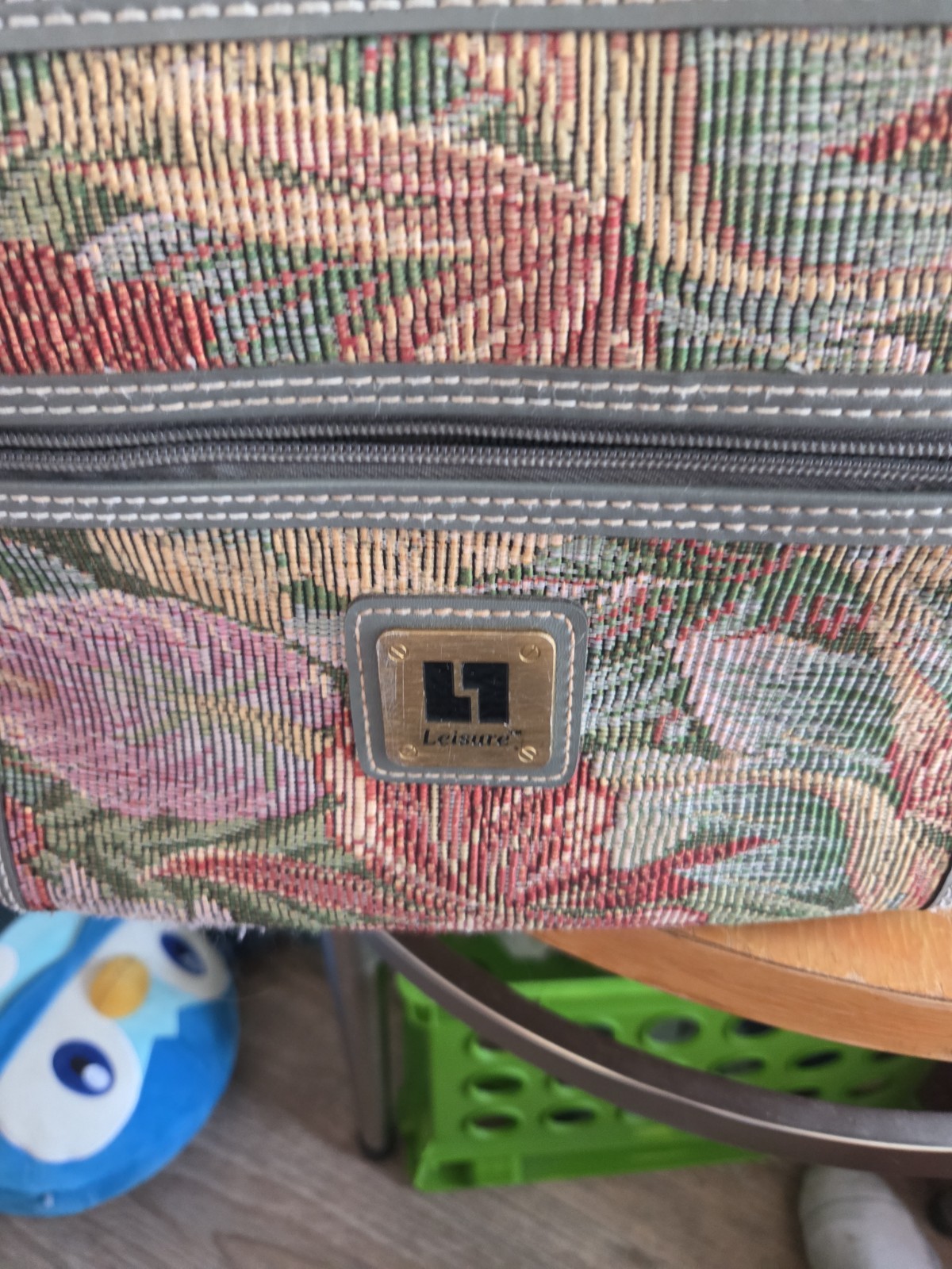 Near Mint Vintage 1980s Leisure Tapestry Train Case Makeup Travel Strap 14″, Vtg