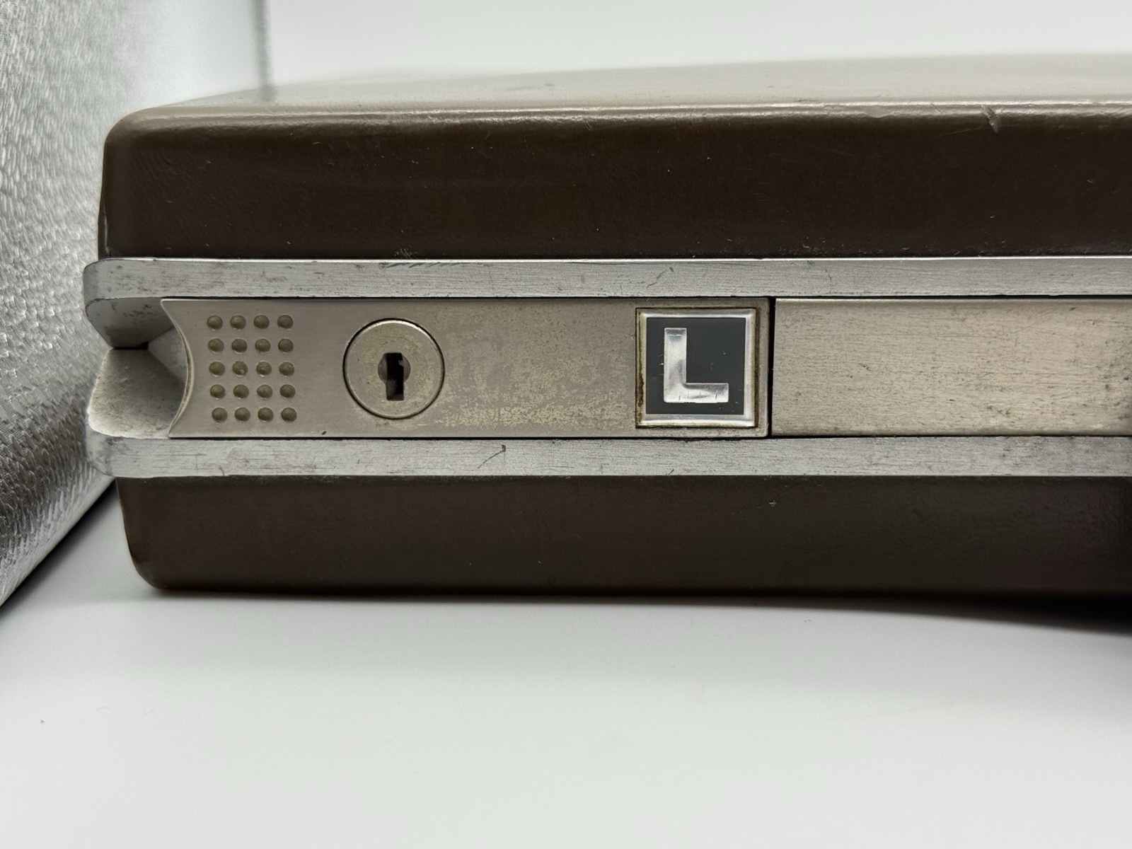 Vintage Samsonite Slim Hardshell Briefcase Luggage Brown 18×12.5×3″- No Key